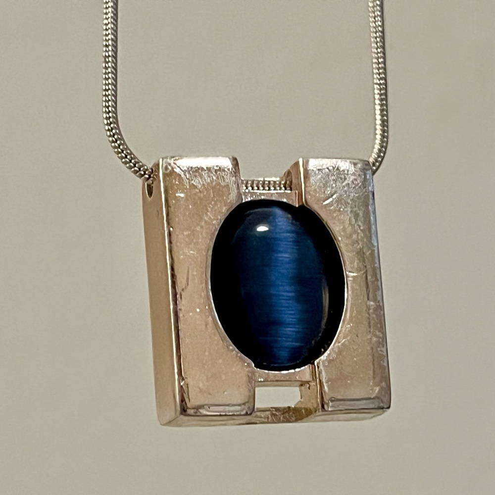 Blue cat’s eye cabochon silver tone necklace square pendant